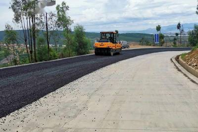 建水公路分局抓緊時(shí)間實(shí)施同步碎石封層養(yǎng)護(hù)