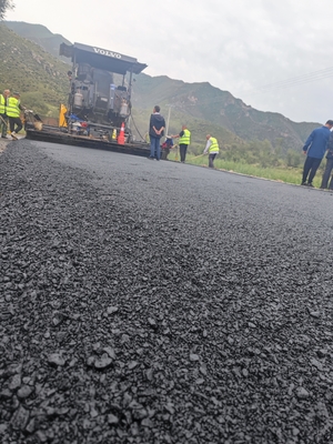 旗下?tīng)I(yíng)那支亥至紅召?gòu)R溝通村公路進(jìn)入路面工程施工
