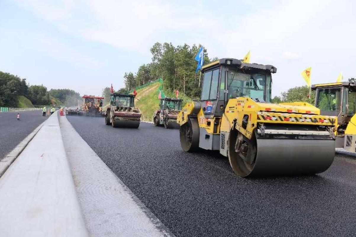 平益高速路面工程進(jìn)入最后工序，全面沖刺年底通車目標(biāo)