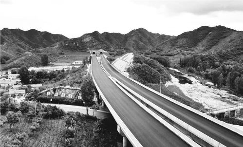 凌綏高速公路首段瀝青路面貫通，通車在即推動(dòng)區(qū)域發(fā)展